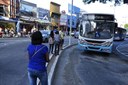 Os pedestres têm que optar em caminhar pelo meio-fio estreito ou dividir o espaço na rua com os carros e os ônibus