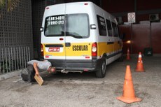 Vistorias de transportes escolares prosseguem até o próximo dia 27 de janeiro; veículos aprovados recebem um selo na cor azul