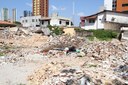 Terreno na avenida Ruy Carneiro acumula lixo e outros entulhos
