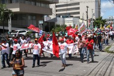 Manifestação começou na sede da Fetag-PB e seguiu com caminhada dos trabalhadores pelas principais ruas do Centro de João Pessoa