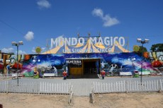 Viver num circo é não ter residência fixa e construir, a cada apresentação, um mundo mágico, com o objetivo de não deixar o espetáculo parar e, assim, manter viva a milenar tradição circense