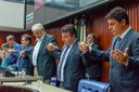Parlamentares e convidados dão as mãos em oração no Plenário da Assembleia Legislativa da Paraíba