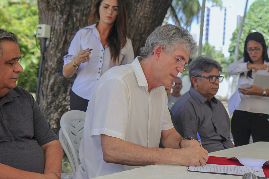 ricardo assina protocolo do gol de placa_foto jose marques (3).jpg