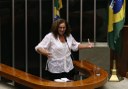 Jandira Feghali defende que Dilma entrou na Presidência pela "porta da frente com 54 milhões de votos"