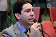 “Eu preferiria sair da vida pública a retirar minha assinatura da CPI da Lagoa", disse o vereador