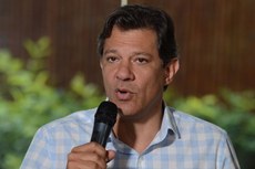 "Lembrando o hino nacional: verás que um professor não foge à luta", publicou Haddad em sua conta no Twitter
