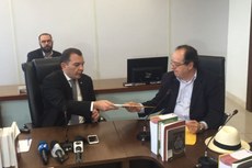 Presidente do Tribunal de Contas do Estado entregou em mãos a lista dos 607 reprovados ao procurador-geral de Justiça (E)