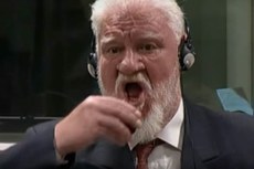 Slobodan Pralijak não aceitou a condenação de 20 anos de prisão e, diante do tribunal, cometeu suicídio 