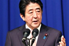 Shinzo Abe anunciou um plano econômica de R$ 55,7 bilhões que seria financiado com o aumento do imposto sobre o valor agregado (IVA)