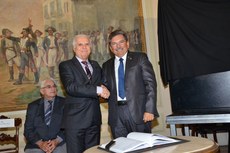 Desembargador Marcos Cavalcanti (E) recebe o comando do Executivo estadual das mãos do deputado Adriano Galdino