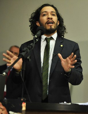 Jean Wyllys revidou com um cuspe os xingamentos de Jair Bolsonaro