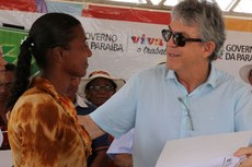 Governador Ricardo Coutinho durante entrega de créditos do Empreender PB, no Conde; Estado investe mesmo em momento de crise