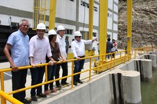 A comitiva do governador passou por Sertânia-PE, Monteiro-PB e pela Barragem de Camalaú, onde um canal está sendo aberto para facilitar a passagem das águas do rio