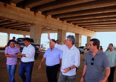 Governador inspeciona obras do viaduto do Geisel