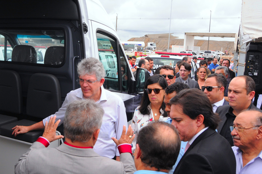 ricardo entrega a policia civil_foto jose marques (7).jpg