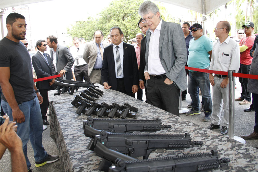 Gov. entrega Viaturas e Armas para Policia_F. Evandro  (39).JPG