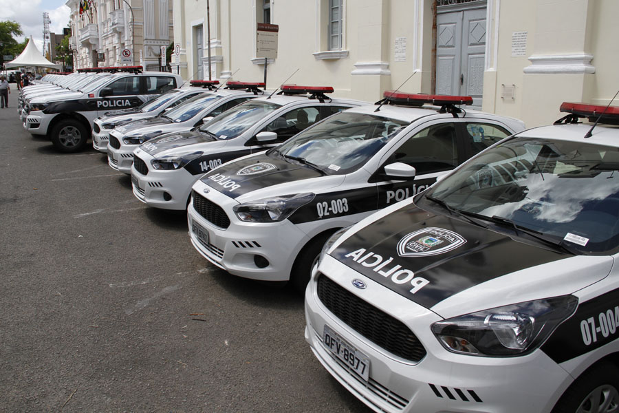 Gov. entrega Viaturas e Armas para Policia_F. Evandro  (4).JPG