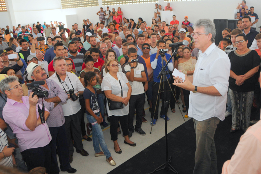 ricardo entrega escola CUBATI foto jose marques (2).jpg