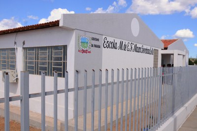 Escola possui 4 salas de aula, secretaria, sala de leitura, diretoria, cozinha, banheiros e sala de professores