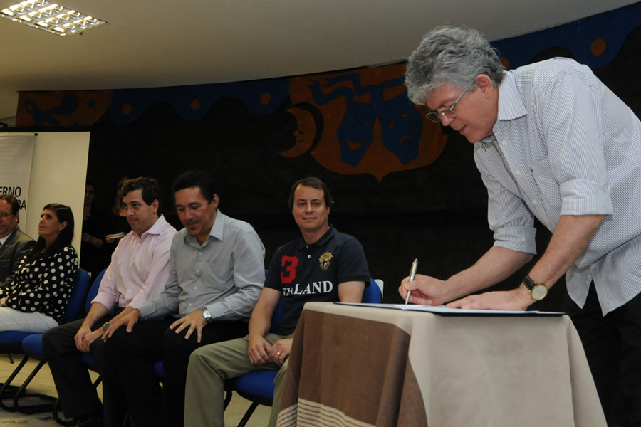 ricardo assina programa giramundo_foto jose marques (2).jpg