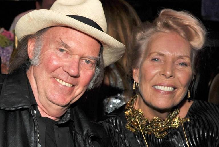 Neil Young e Joni Mitchel retiraram suas músicas da plataforma em protesto contra podcast negacionista.jpg Neil Young e Joni Mitchel retiraram suas músicas da plataforma em protesto contra podcast negacionista.jpg