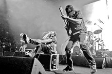 Rapper Zack De La Rocha (E) e o guitarrista Tom Morello (D), do RATM