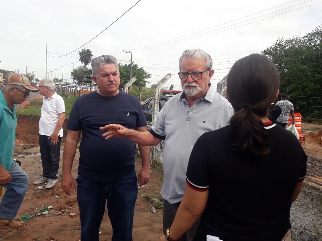 Superintendente do DER dando entrevista