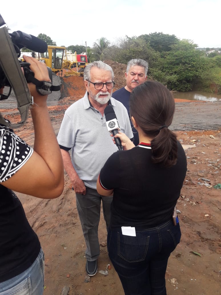 Superintendente do DER dando entrevista