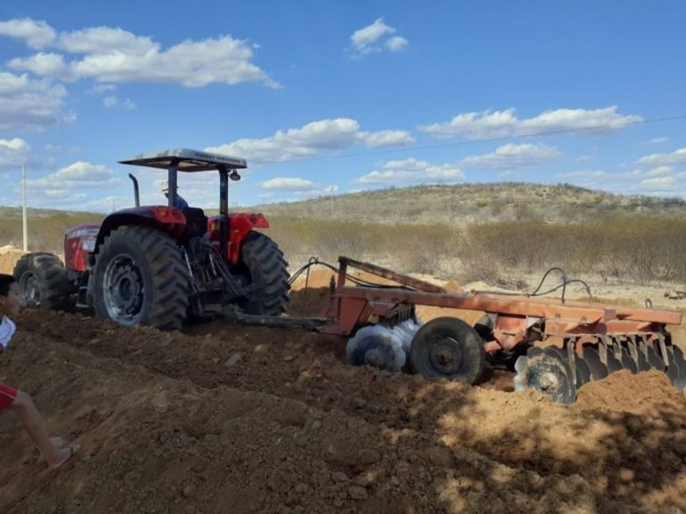 Maquinas e Equipamentos na execução de camadas de aterro.