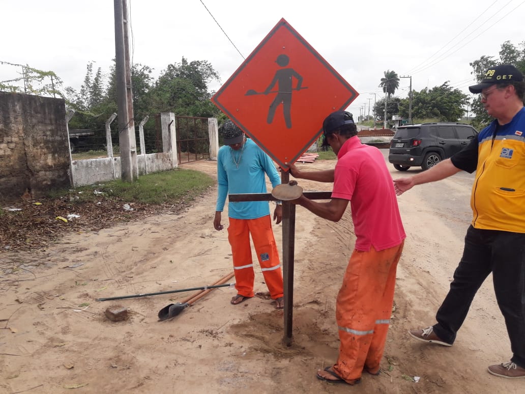 Homens trabalhando na interdição