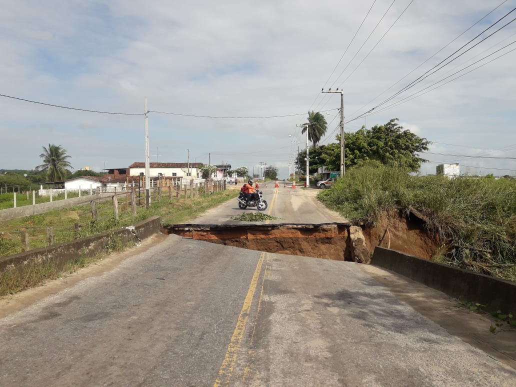Ponte que liga Santa Rita a Cruz do Espírito Santo