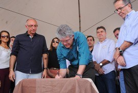 ricardo-assina-em-pedra-branca_foto-jose-marques-2-270x183.jpg