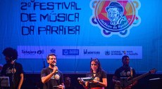 Apresentadores Daniel Porpino e Amanda Falcão anunciam nomes de finalistas