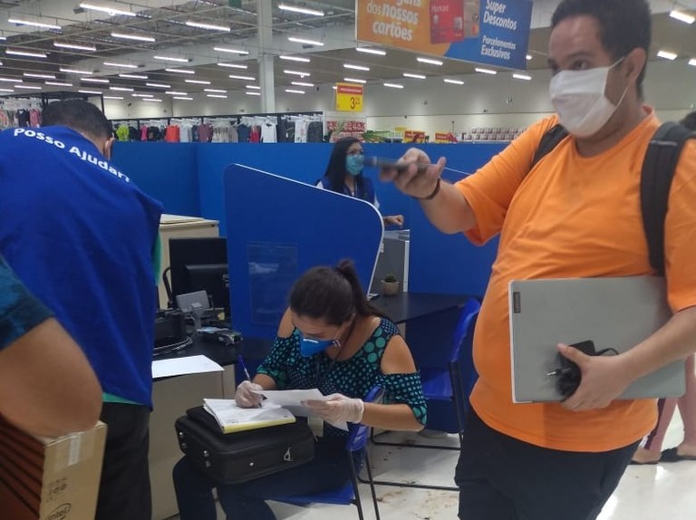 FOTO - CONSUMIDOR REALIZANDOA TROCA DO PRODUTO.jpg